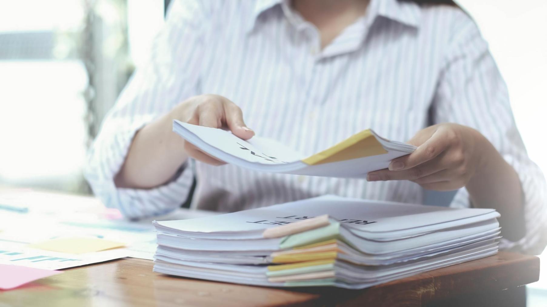 Estudiante usando herramientas financieras digitales